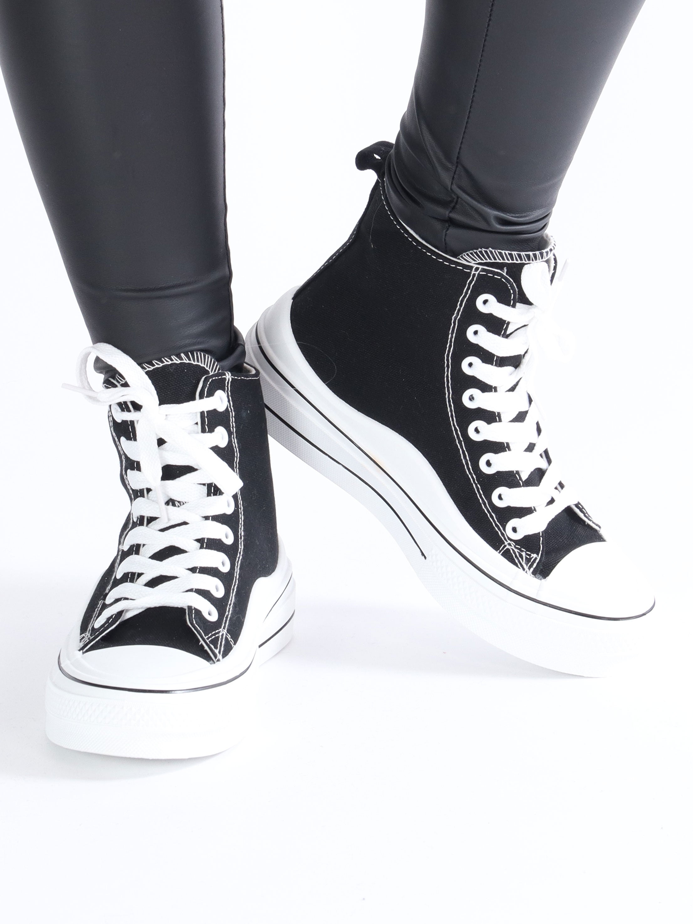 Serina - Sneakers med hvide såler